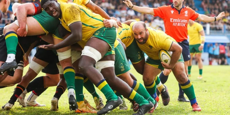 Jogadores de rugby do Brasil disputam uma formação no campo.