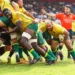 Jogadores de rugby do Brasil disputam uma formação no campo.