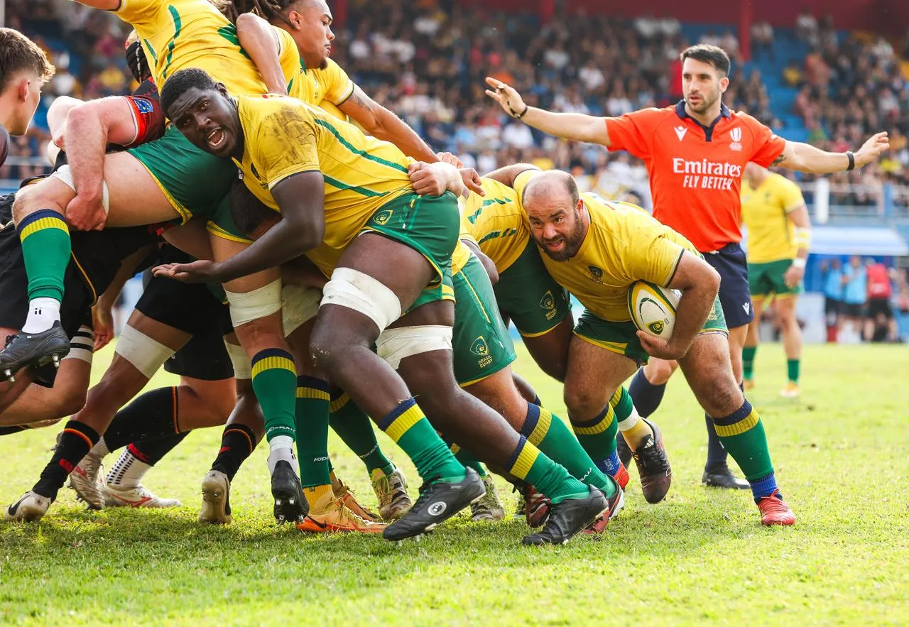 Jogadores de rugby do Brasil disputam uma formação no campo.