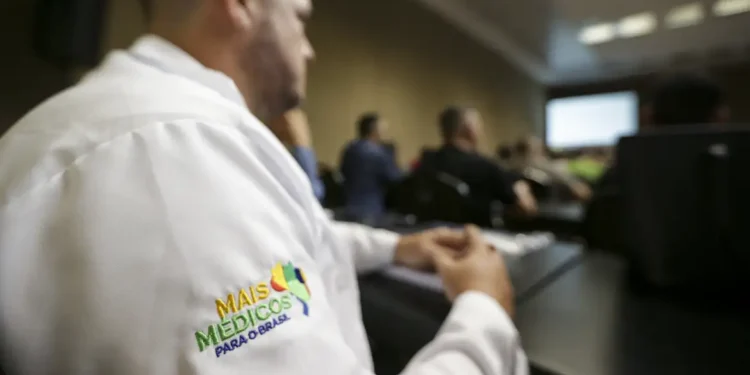 Médico do programa Mais Médicos participa de capacitação em sala de aula.