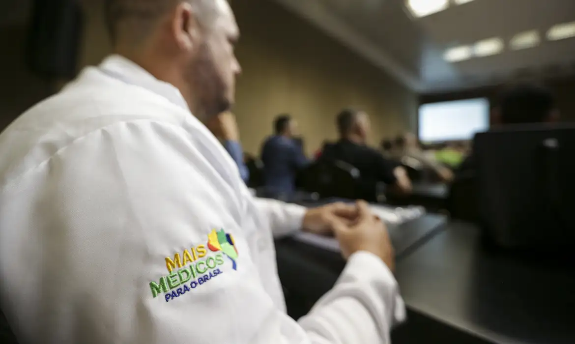 Médico do programa Mais Médicos participa de capacitação em sala de aula.