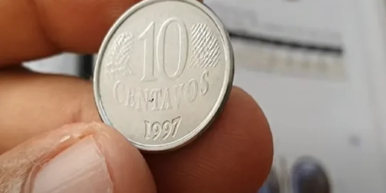 Moeda de 10 centavos de 1997 segurada entre os dedos