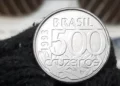 Moeda brasileira de 500 cruzeiros de 1993 com detalhes em relevo.