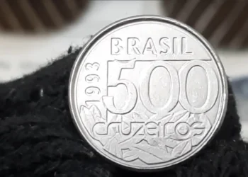 Moeda brasileira de 500 cruzeiros de 1993 com detalhes em relevo.