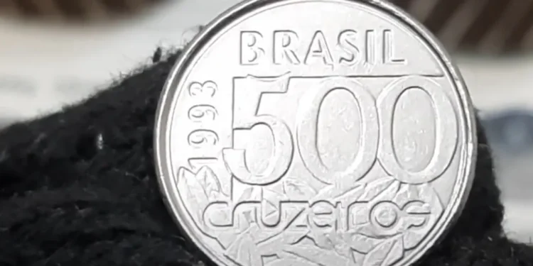 Moeda brasileira de 500 cruzeiros de 1993 com detalhes em relevo.