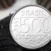 Moeda brasileira de 500 cruzeiros de 1993 com detalhes em relevo.