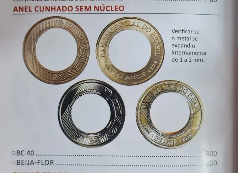 Anéis cunhados sem núcleo de moedas de 1 real, um erro de fabricação valioso para colecionadores.