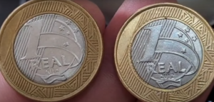 Duas moedas de 1 real da bandeira de 2012, destacadas para comparação de detalhes e valorização no mercado numismático.