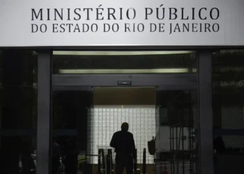 Fachada do Ministério Público do Estado do Rio de Janeiro, destacando o concurso com inscrições abertas.