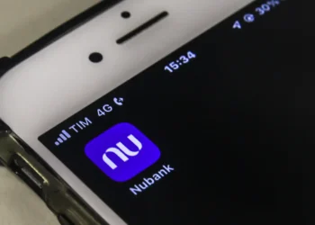 Imagem do aplicativo do Nubank aberto em um smartphone.