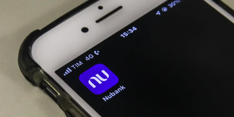 Imagem do aplicativo do Nubank aberto em um smartphone.