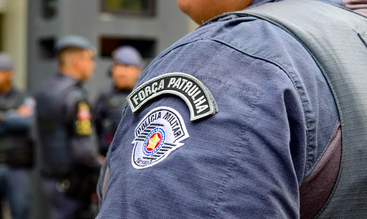 Policial militar com a insígnia 'Força Patrulha' em seu uniforme, representando os últimos dias de inscrição para os concursos da Polícia Militar de Sergipe