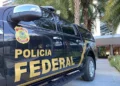 Veículo da Polícia Federal com adesivo, simbolizando o concurso para o cargo administrativo.