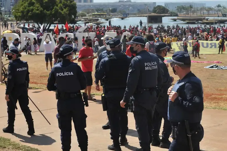 Policiais militares monitorando manifestação em espaço público.