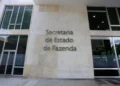 Fachada do prédio da Secretaria de Estado de Fazenda do Rio de Janeiro (Sefaz-RJ), com destaque para a inscrição em letras metálicas na parede