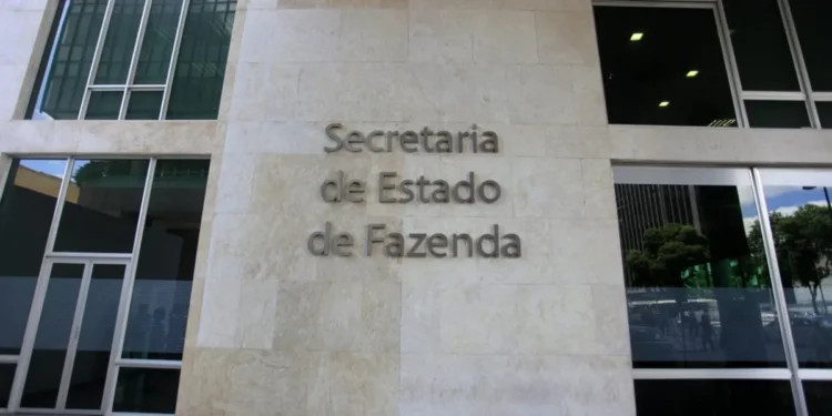 Fachada do prédio da Secretaria de Estado de Fazenda do Rio de Janeiro (Sefaz-RJ), com destaque para a inscrição em letras metálicas na parede