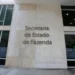 Fachada do prédio da Secretaria de Estado de Fazenda do Rio de Janeiro (Sefaz-RJ), com destaque para a inscrição em letras metálicas na parede