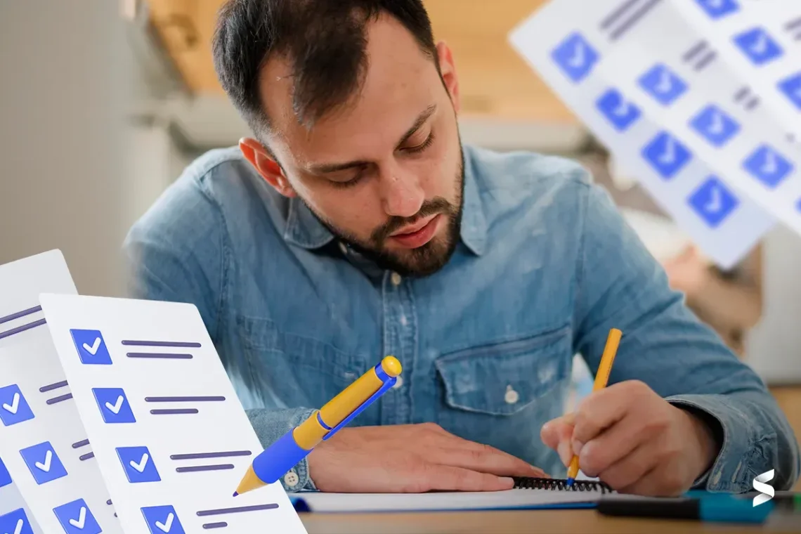 Homem concentrado escrevendo em um caderno durante a preparação para um concurso público