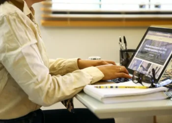 Pessoa digitando no computador, representando profissionais que estão conquistando o mercado de trabalho