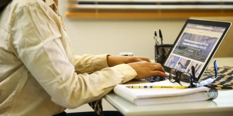 Pessoa digitando no computador, representando profissionais que estão conquistando o mercado de trabalho