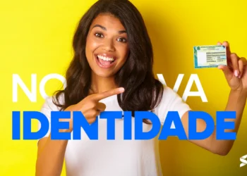 Mulher sorridente segurando sua nova carteira de identidade.