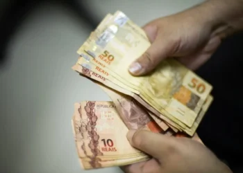 Notas de 50 e 10 reais representando o pagamento do novo salário mínimo de 2025