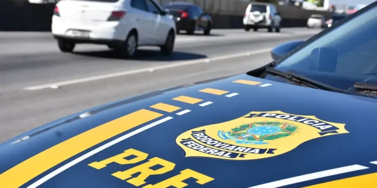 Viatura da Polícia Rodoviária Federal em ação, destacando a segunda chamada para matrícula no CFP do concurso PRF.