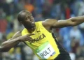 Atleta jamaicano comemorando com pose icônica após vitória na Olimpíada.