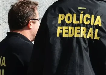 Agentes da Polícia Federal em ação, representando as vagas para agente administrativo no concurso PF