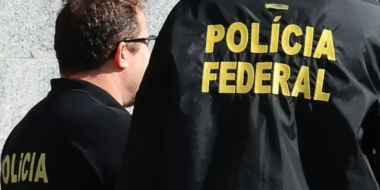 Agentes da Polícia Federal em ação, representando as vagas para agente administrativo no concurso PF