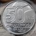 Moeda de 50 Cruzeiros de 1990 em aço inoxidável, com valor destacado e a palavra Brasil em evidência.