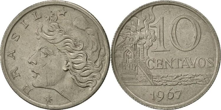 Moeda de 10 centavos de 1967 mostrando a efígie da República no anverso e uma indústria siderúrgica no reverso, símbolo de sua valorização no mercado de colecionadores.