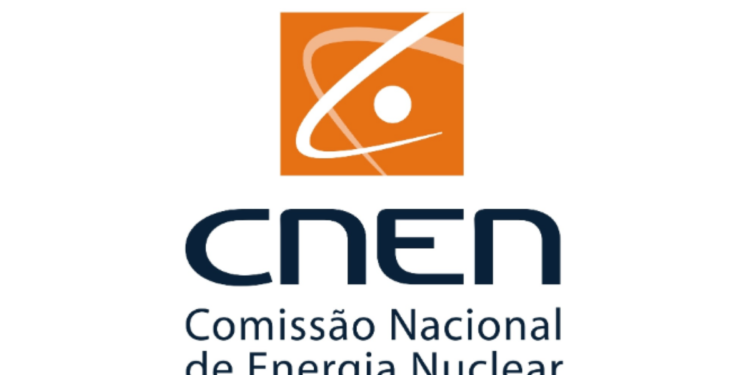 Logo da Comissão Nacional de Energia Nuclear (CNEN) destacando as vagas para o concurso de 2025 com inscrições até 16/03.