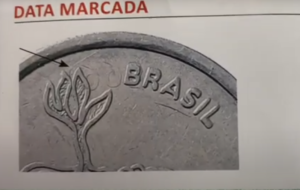 Imagem mostrando a moeda de 10 centavos da FAO com o erro de data marcada, indicando um defeito no processo de cunhagem.