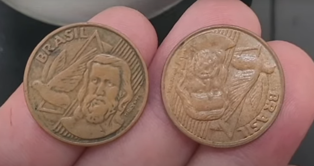 Imagem comparativa entre uma moeda de 5 centavos de 2000 comum e a mesma moeda com erro de reverso invertido, destacando a diferença entre elas.