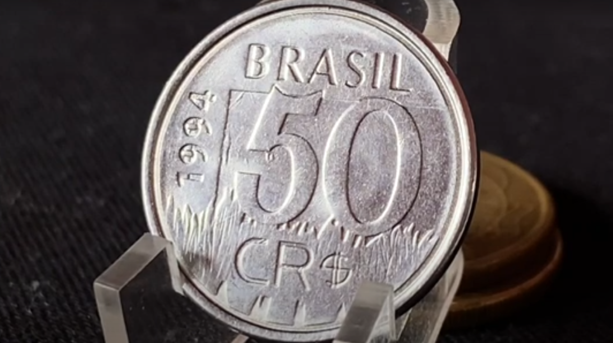 Moeda rara de 50 cruzeiros reais de 1994, peça valiosa para colecionadores.