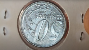 Moeda de 50 centavos de 2002 com erro de reverso invertido, um erro raro que pode aumentar seu valor.