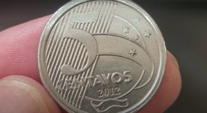 Moeda de 50 centavos de 2012 com erro de cunho trocado, um dos exemplares mais raros e valiosos da numismática brasileira.