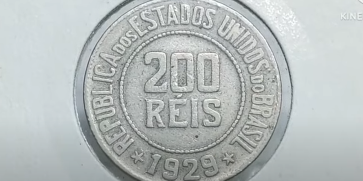 Imagem detalhada da moeda de 200 réis de 1929, com a legenda 'República dos Estados Unidos do Brasil' e o valor '200 réis'.