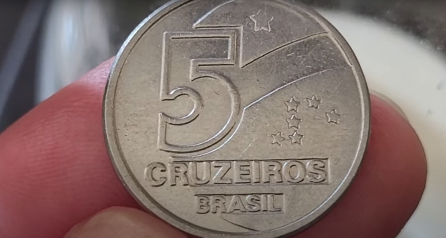 Moeda de 5 Cruzeiros do Brasil, exibindo o valor, estrelas e a inscrição 'Brasil' no reverso.