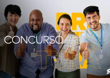 Grupo de pessoas sorrindo e comemorando com o texto 'CONCURSO PREFEITURA', ilustrando a alegria de quem está participando do concurso da Prefeitura.