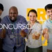 Grupo de candidatos felizes celebrando a inscrição no concurso da Prefeitura, com o texto 'Concurso Prefeitura' em destaque.