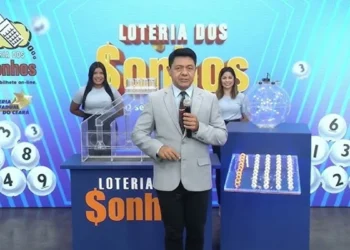 Sorteio da Loteria dos Sonhos realizado no dia 13/03/2025, com apresentador e assistentes ao fundo