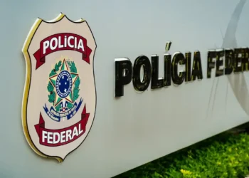 Logotipo da Polícia Federal em placa institucional.