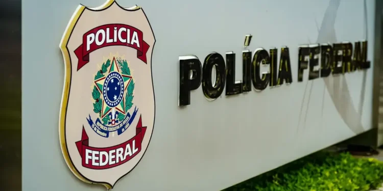 Logotipo da Polícia Federal em placa institucional.