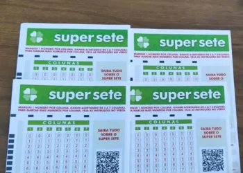 Cartões de aposta do concurso Super Sete com marcações