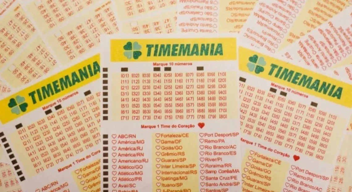 Cartões da Timemania com apostas de números e times do coração