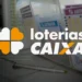 Volantes das Loterias Caixa organizados em um balcão de apostas