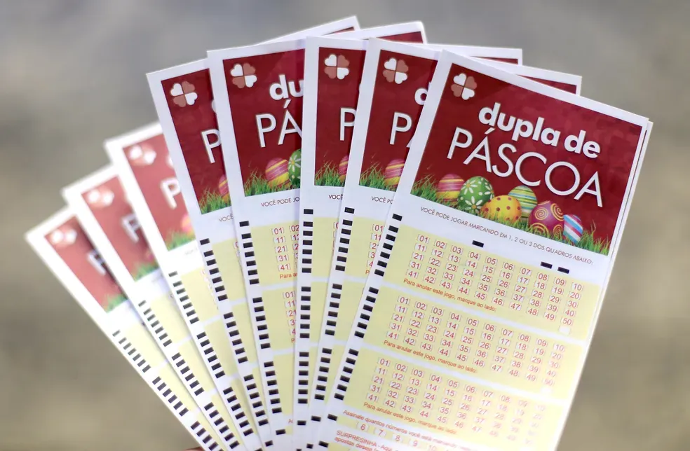 Vários bilhetes da loteria Dupla de Páscoa exibidos em leque