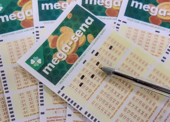 Bilhetes da Mega-Sena com números marcados, prontos para o sorteio